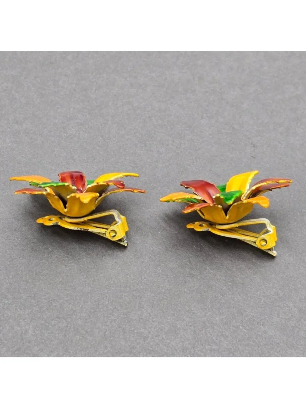 Vintage Lisner Poinsettia Clip On Earrings Enamel Mid-Century Floral Jewelry 1.2
